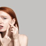 Comment lutter contre l’acné qui apparaît sous les masques portés toute la journée ?