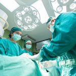 Quels sont les différents professionnels de l'opération chirurgicale ?